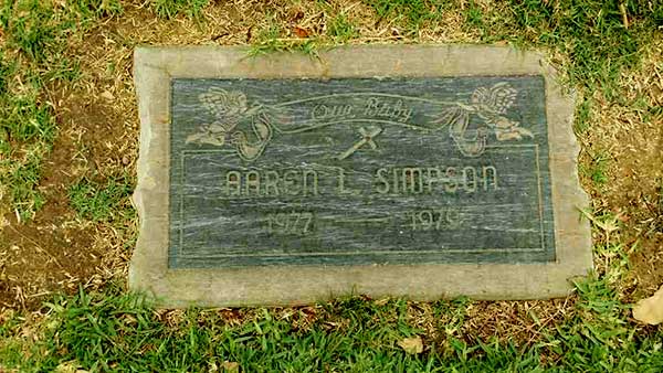  bildtext: Aaren Simpson dog drunknar i poolen den 18 augusti 1979