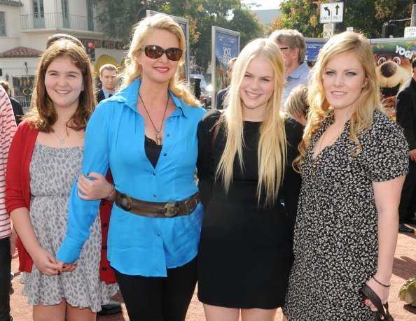  Donna Dixon with her daughters