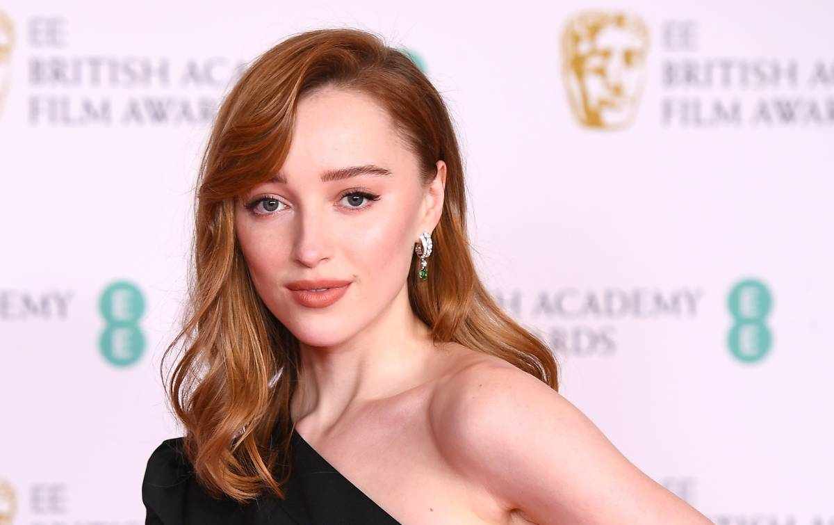 Phoebe Dynevor Age, Height, Dating, and Boyfriend