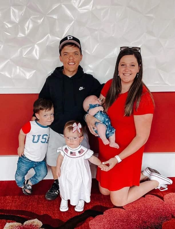 Image of Zach and Tori Roloff with their kids